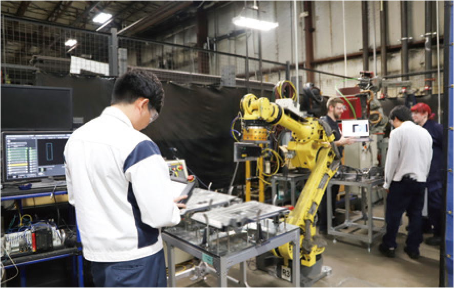 日本のエンジニアが現地で試験をする様子