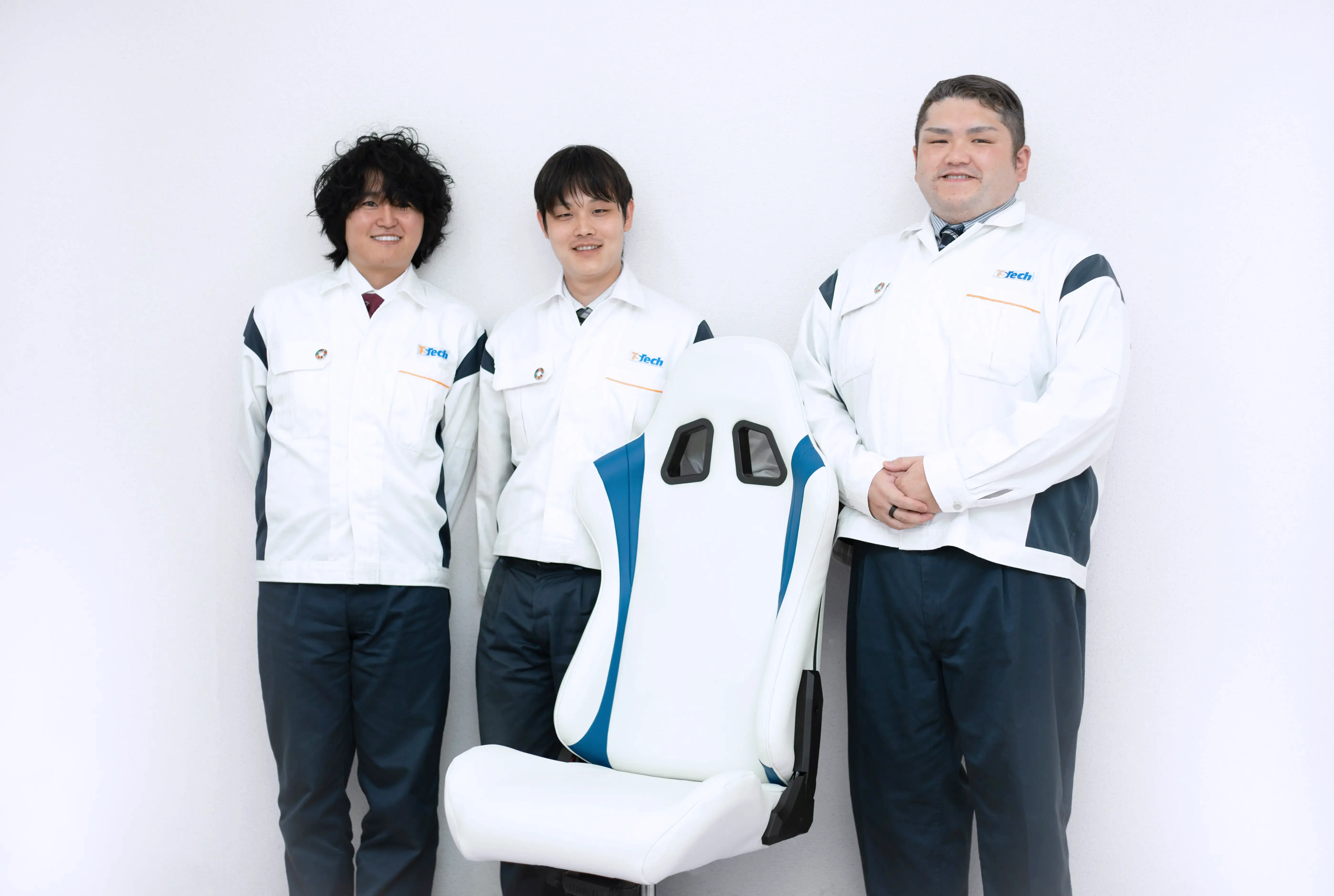疲労度推定AIシートを囲む３人の開発者
