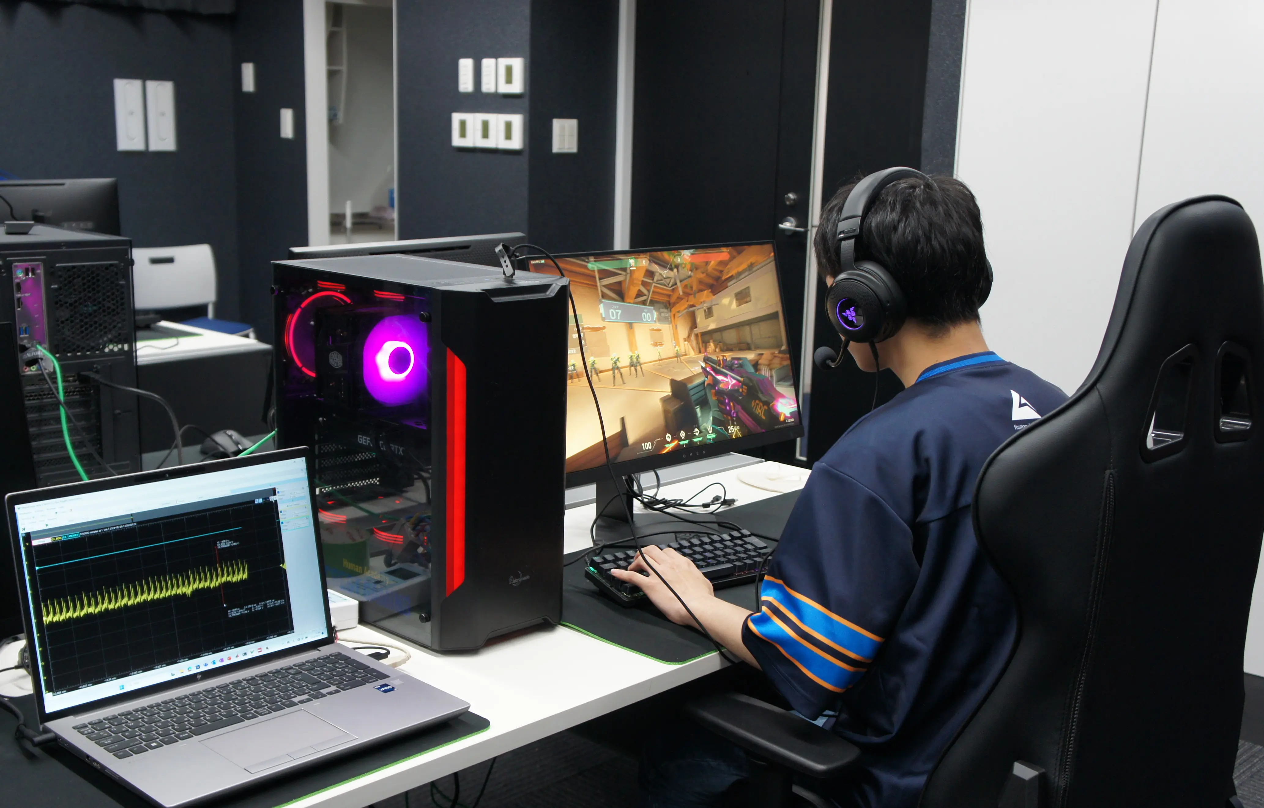 実証実験に臨む学生の様子