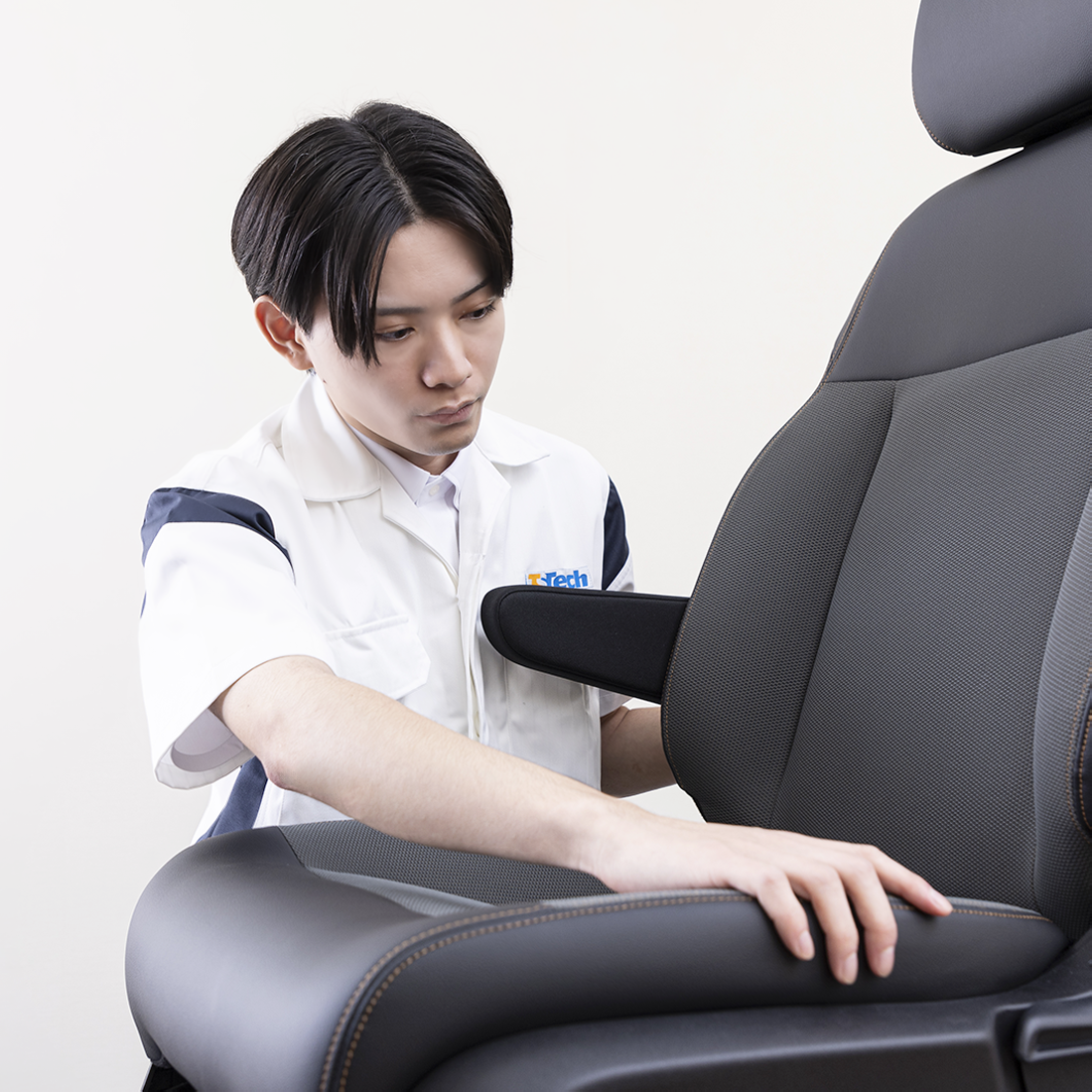 男性が車のシートを触って確認している様子