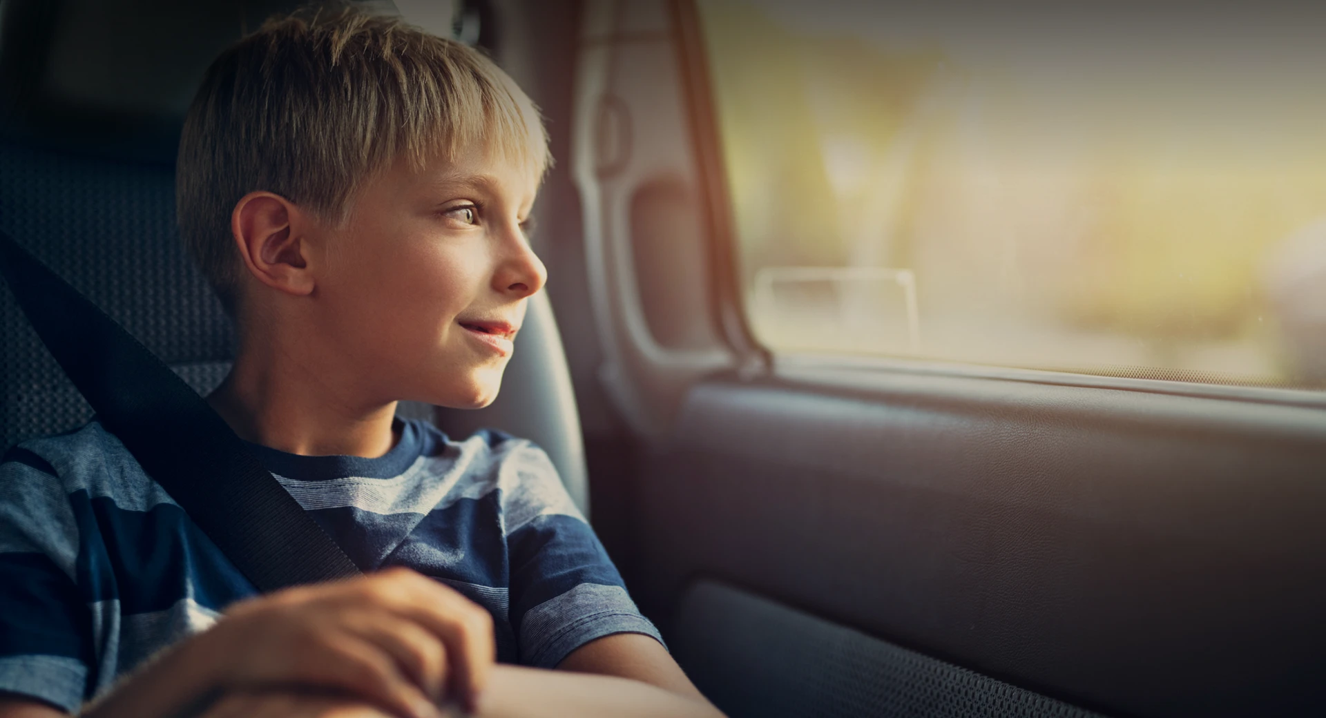 車窓から外を眺める少年