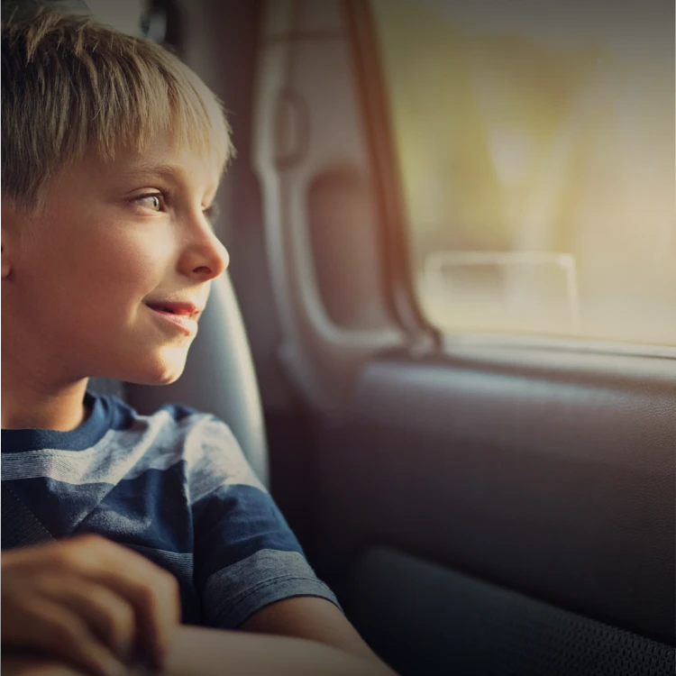 車窓から外を眺める少年