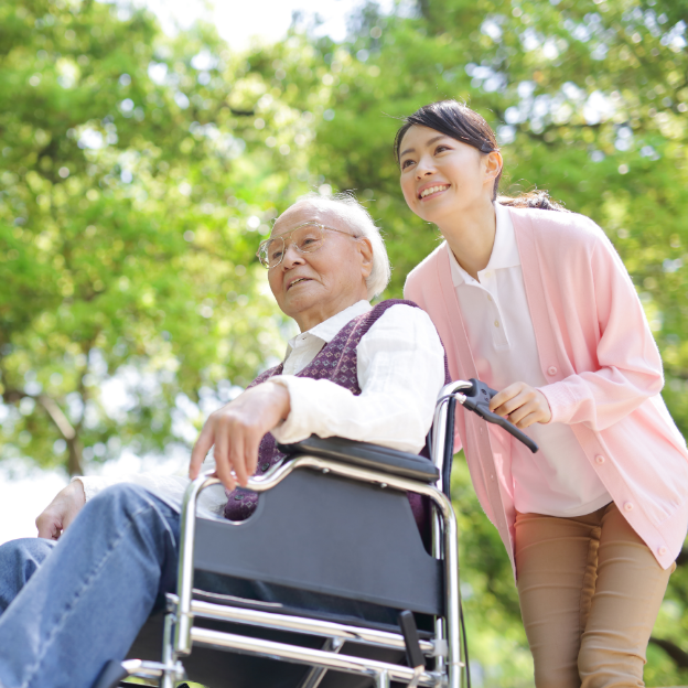 車いすに乗る人とその介助者