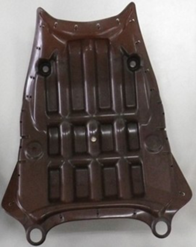開発中のバイオマス素材を原料とする二輪車用シートの底板部の写真。