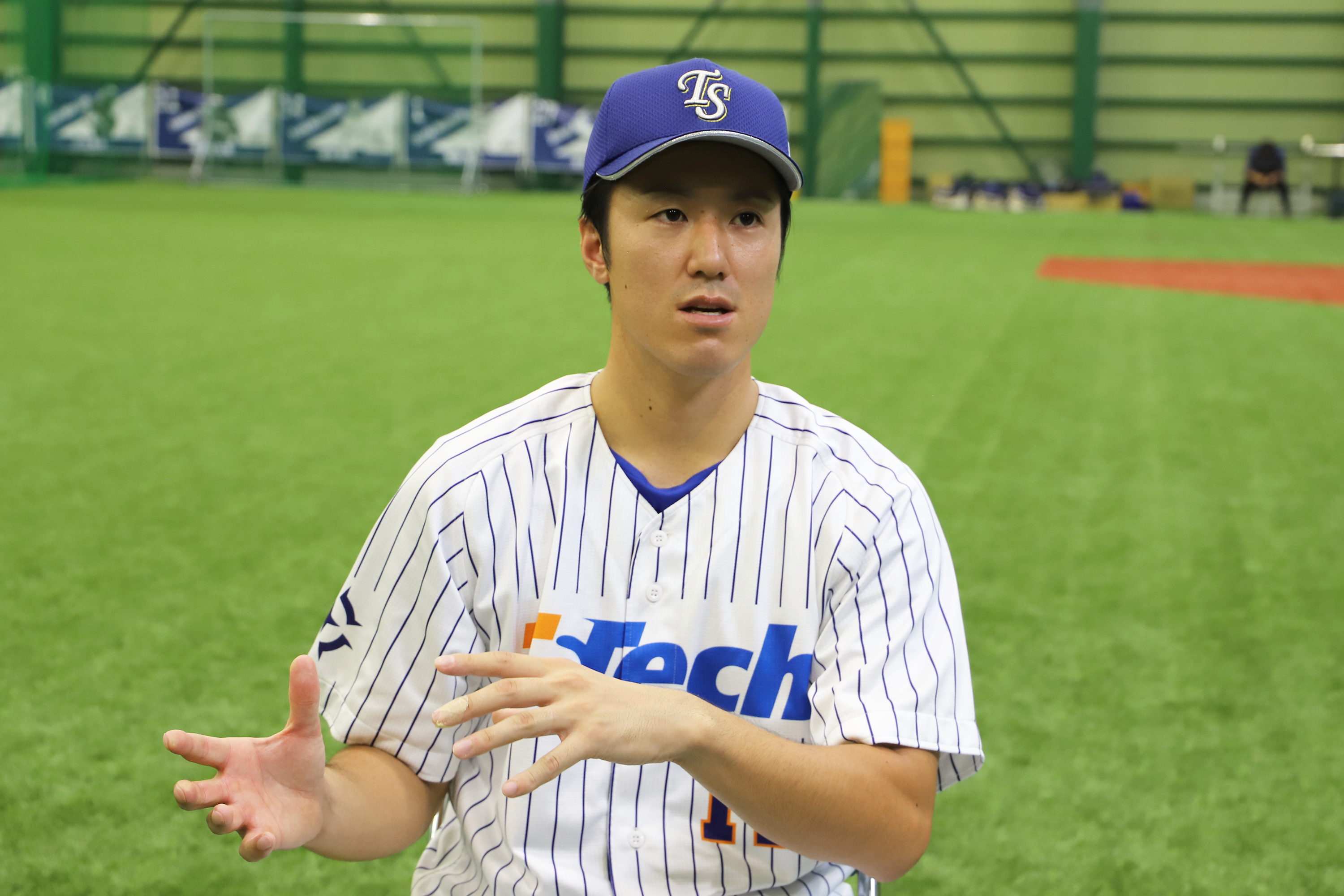 取材に答える尾身選手の写真