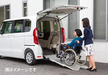 ホンダ N -BOXのスロープ仕様に乗り込む車椅子の方とその介助者