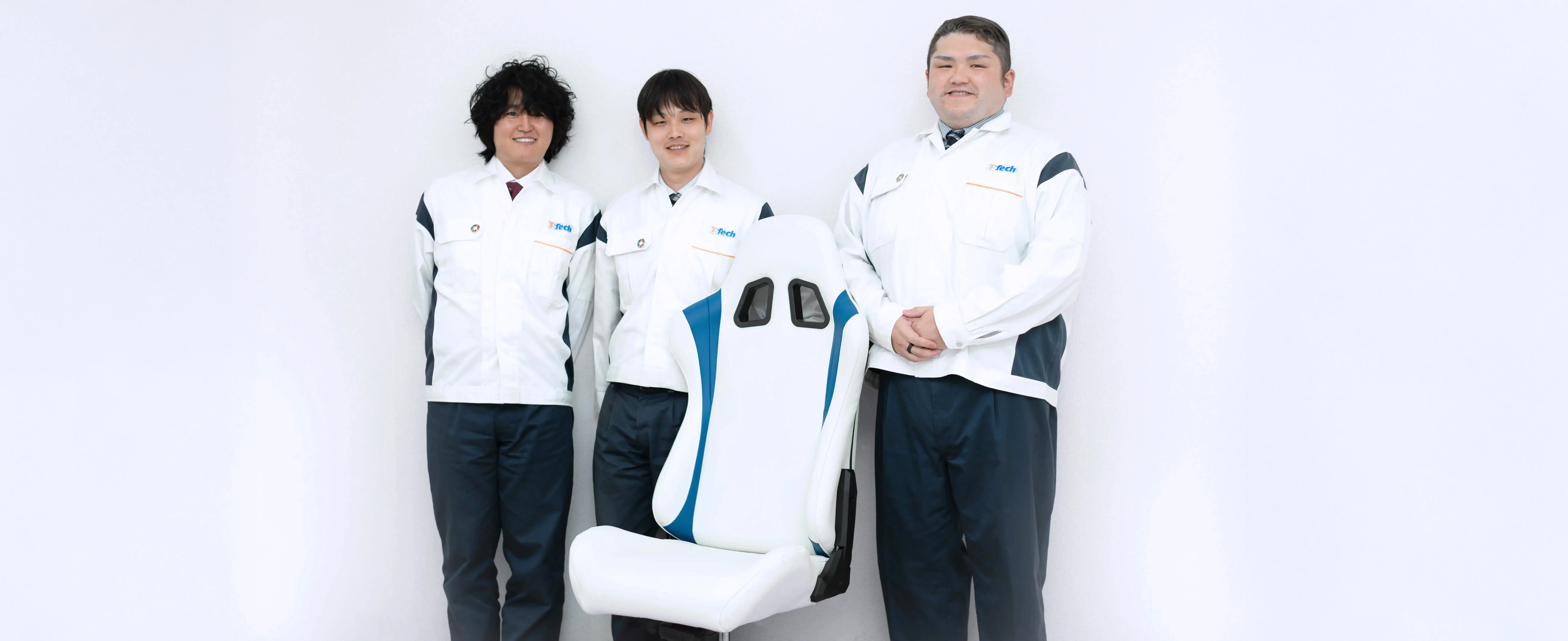 疲労度推定AIシートを囲む３人の開発者