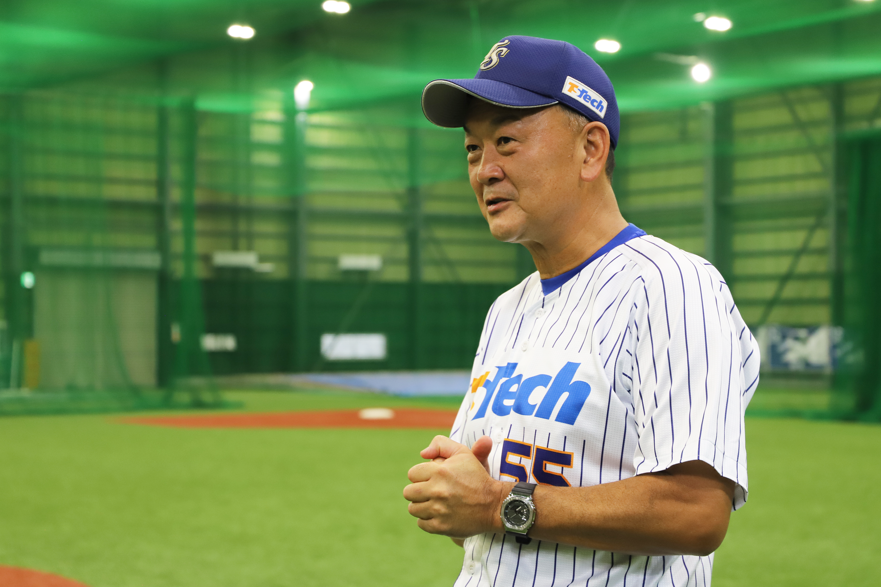 取材に答える山田監督の写真